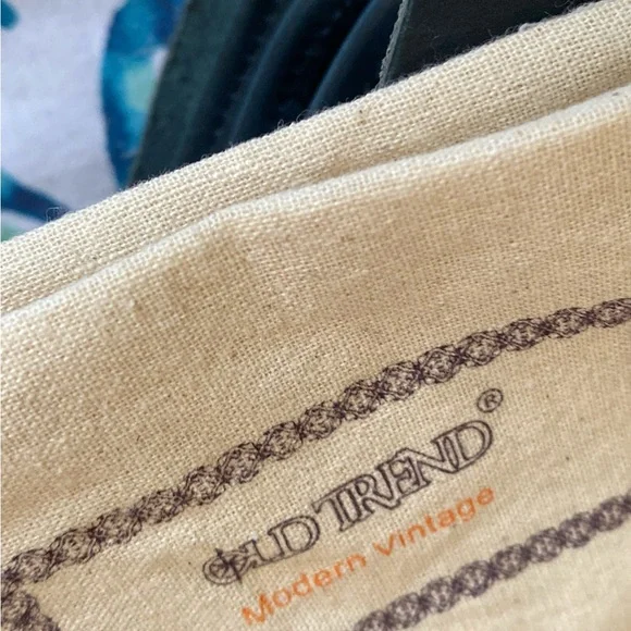 Sassy" Old Trend Nomad Organizer Wallet, Navy, (NEW) w Box) - Picture 8 of 17